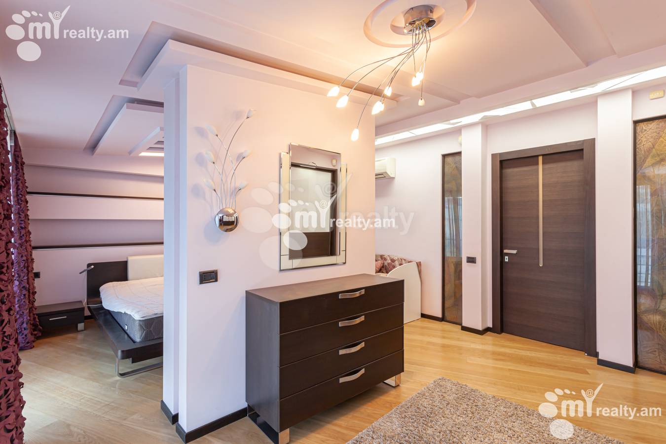 4 սենյականոց բնակարան  Իսահակյան փող, Կենտրոն Երևան, 151935