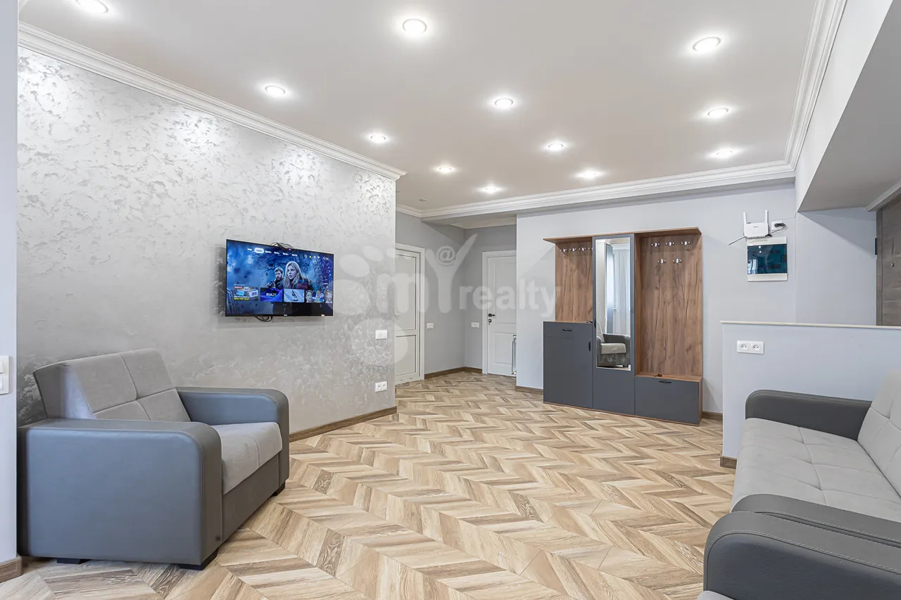 3 bedroom apartment for rent Saryan St, Center Yerevan, 161926