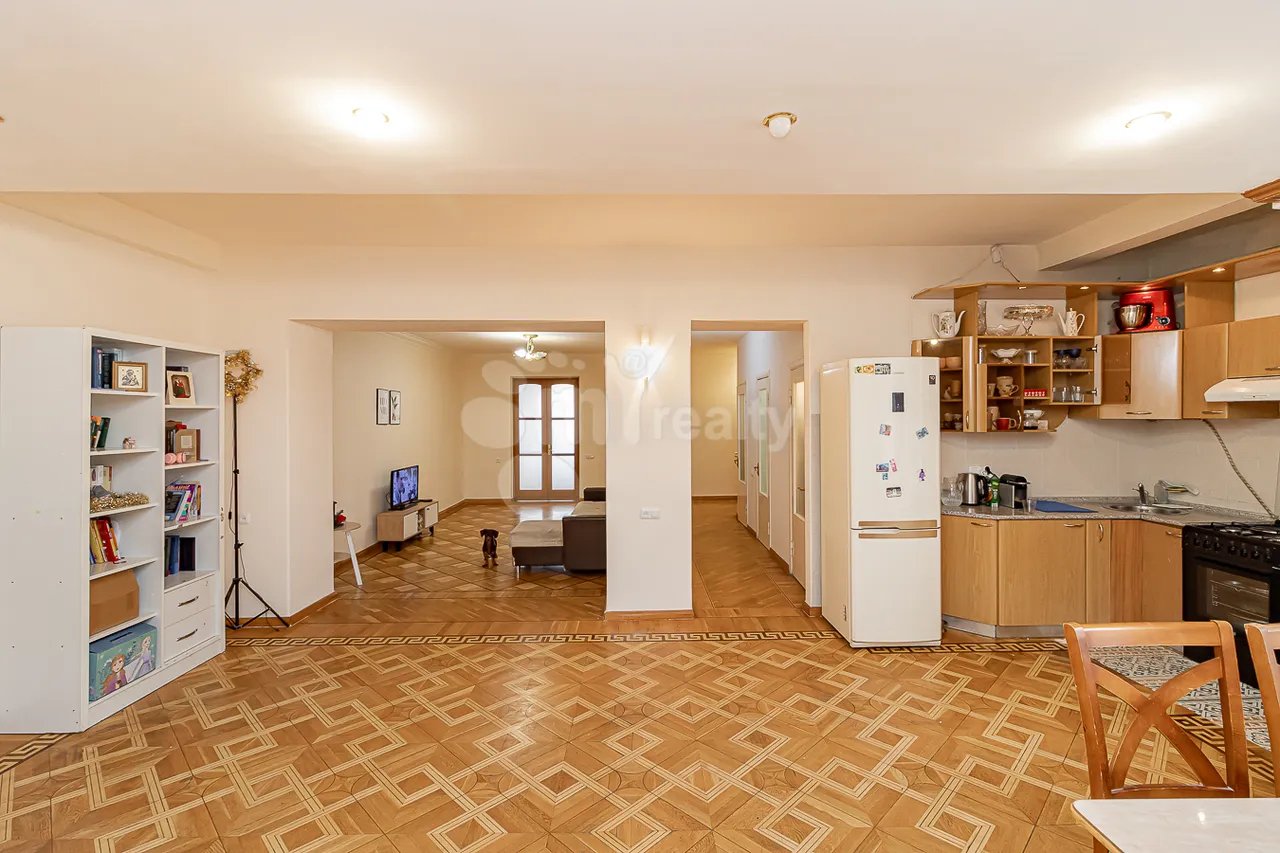 4 bedroom apartment for sale خیابان ابوویان, مرکز شهر ایروان, 159935