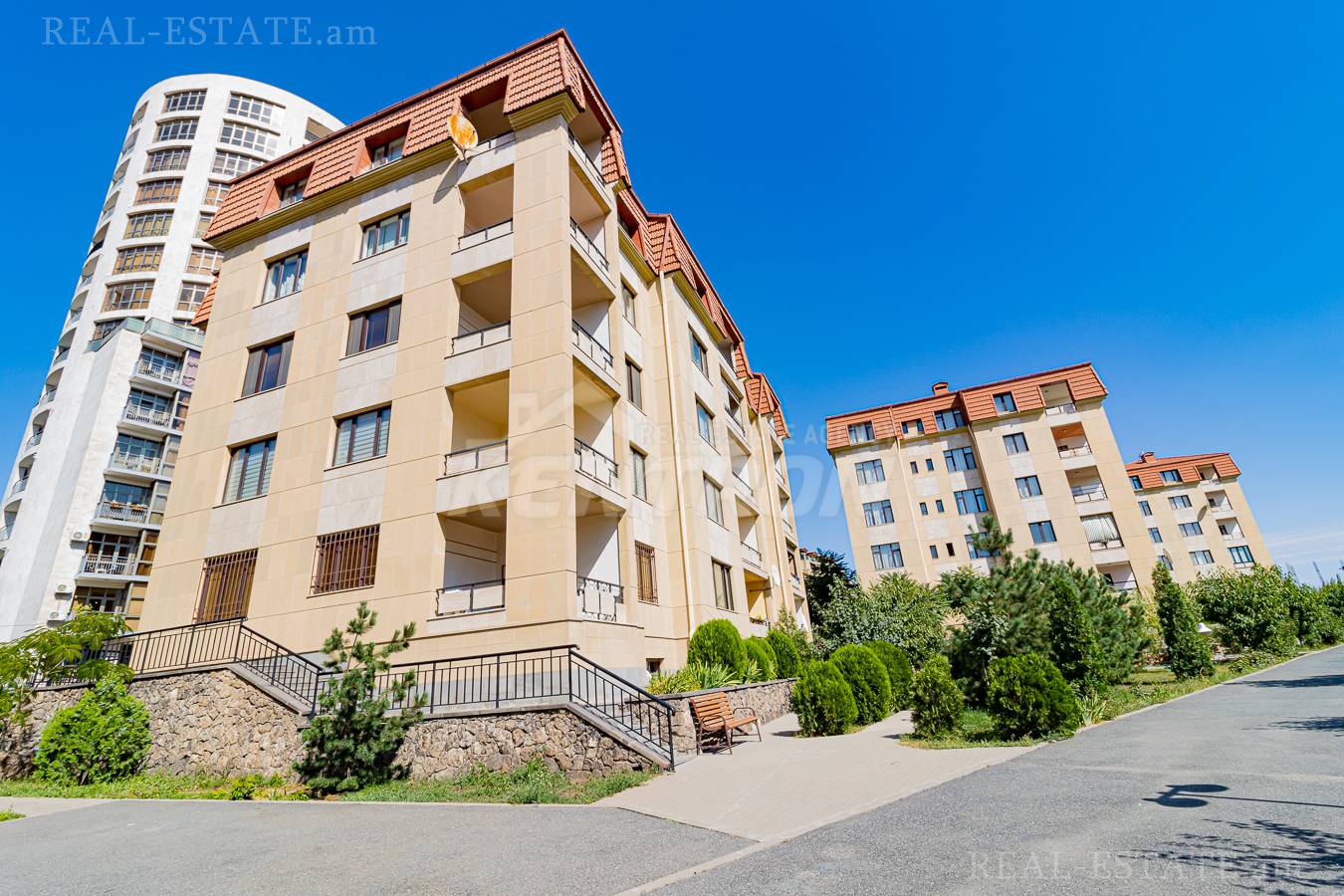 Купить 3 комнатную квартиру Антараин ул, Центр Ереван, 137482