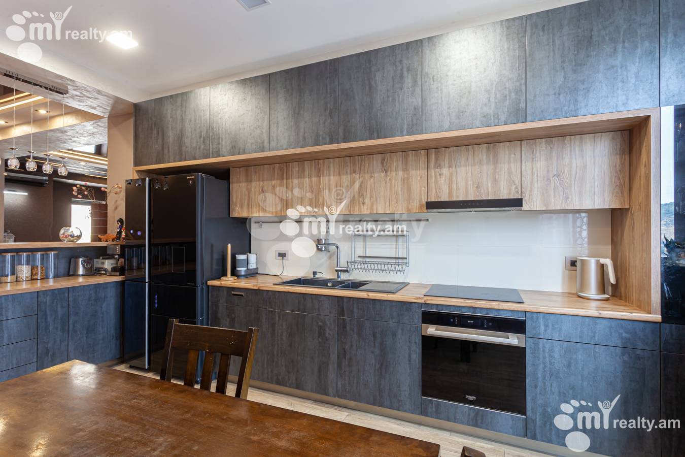 Купить 5 комнатную квартиру Вардананц ул, Центр Ереван, 152171