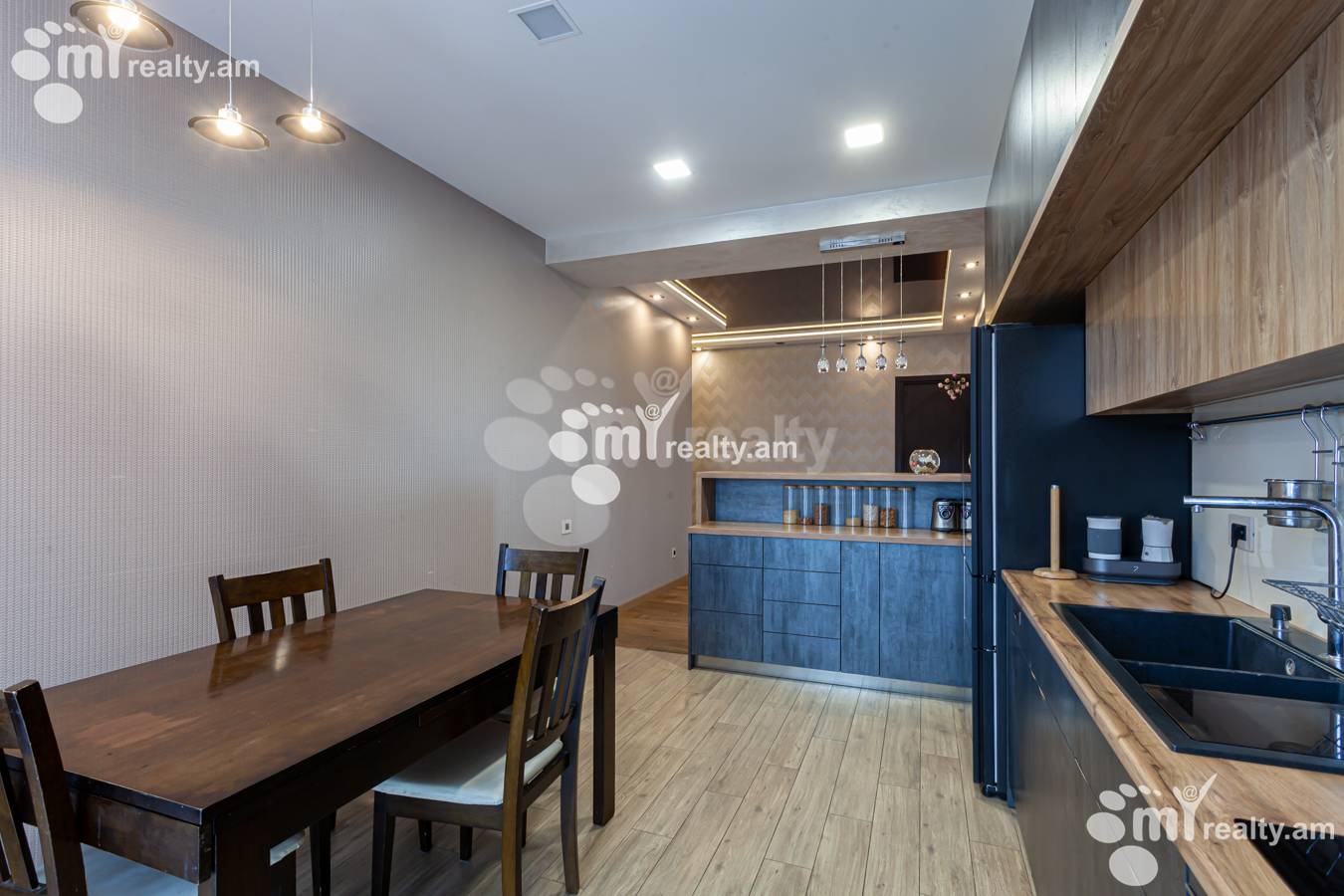 Купить 5 комнатную квартиру Вардананц ул, Центр Ереван, 152171