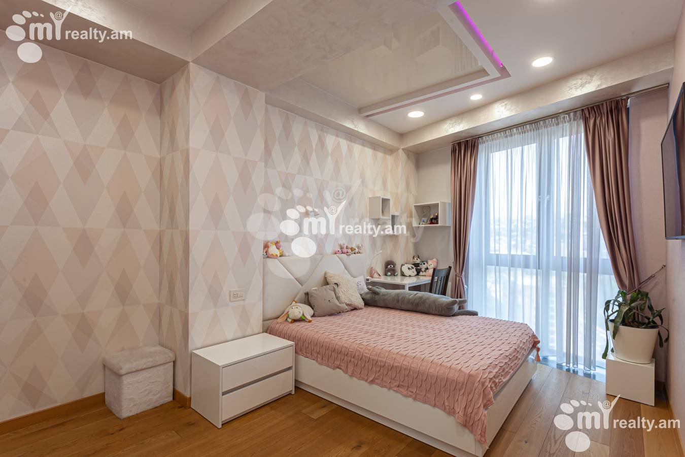 Купить 5 комнатную квартиру Вардананц ул, Центр Ереван, 152171