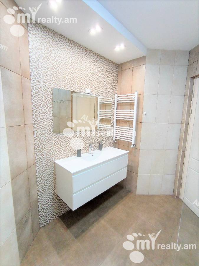 Купить 4 комнатную квартиру Антараин ул, Центр Ереван, 140587