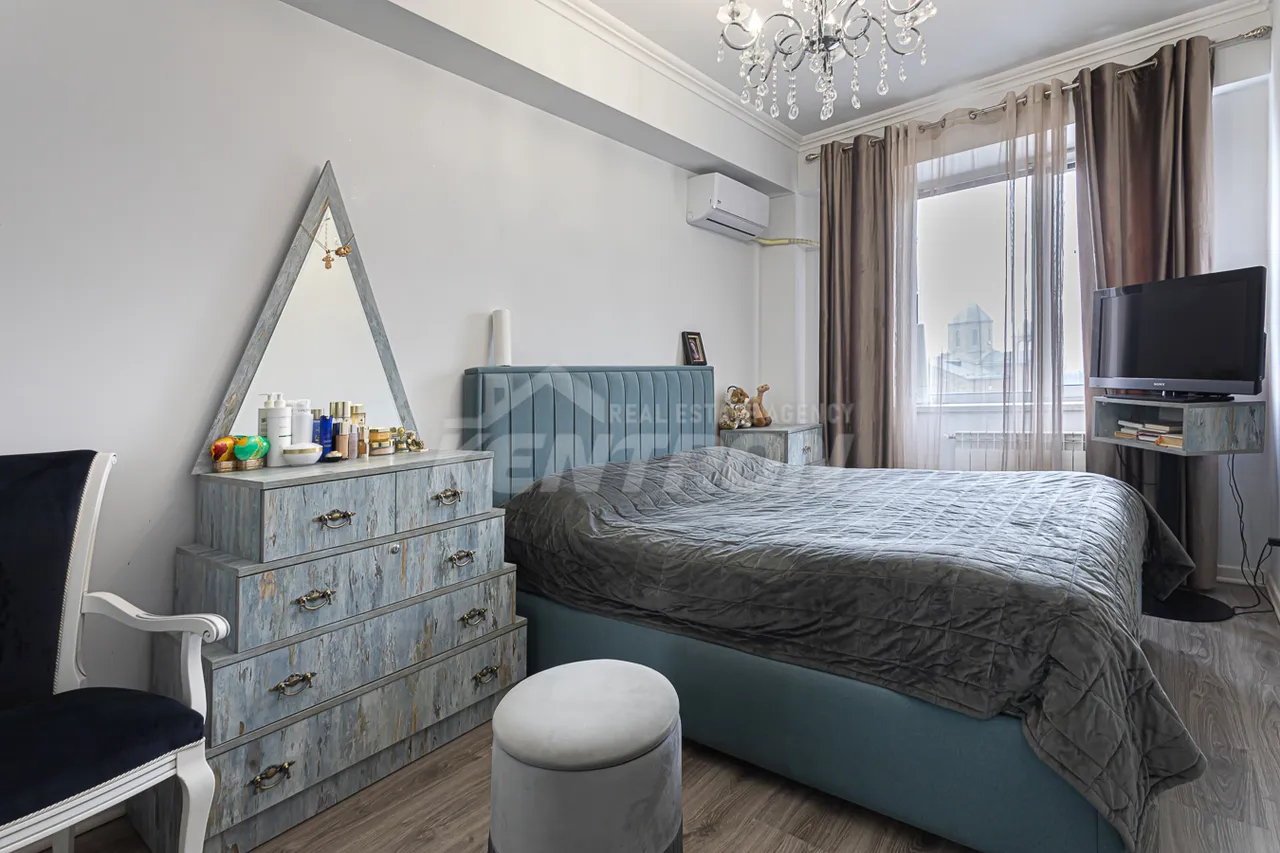 4 bedroom apartment for sale Frik St, Center Yerevan, 157945
