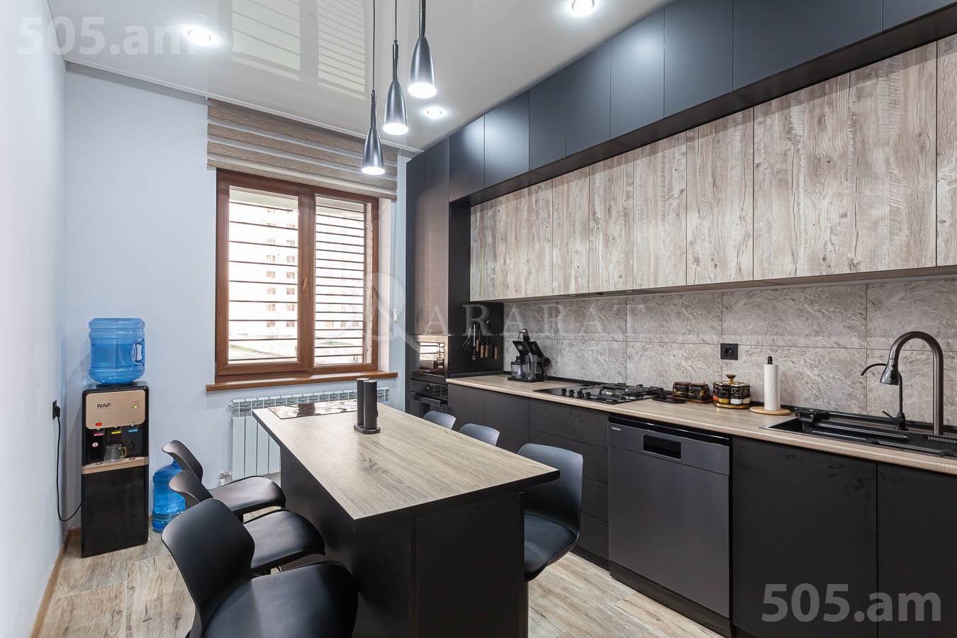 3 սենյականոց բնակարան  Մ․ Մելքոնյան փող, Կենտրոն Երևան, 153610