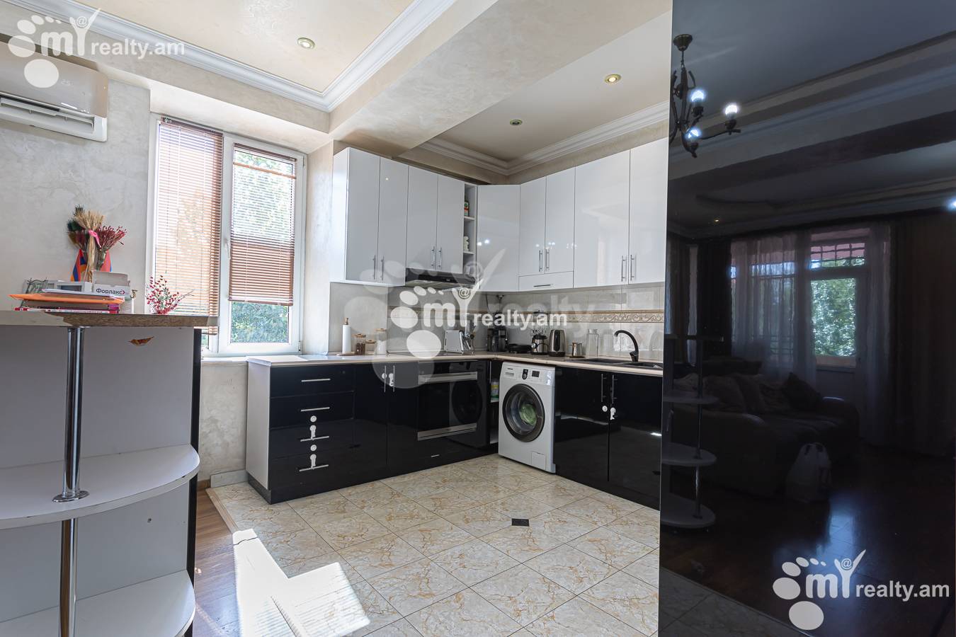 3 bedroom apartment for sale خیابان م. خورِناتسی, مرکز شهر ایروان, 156169