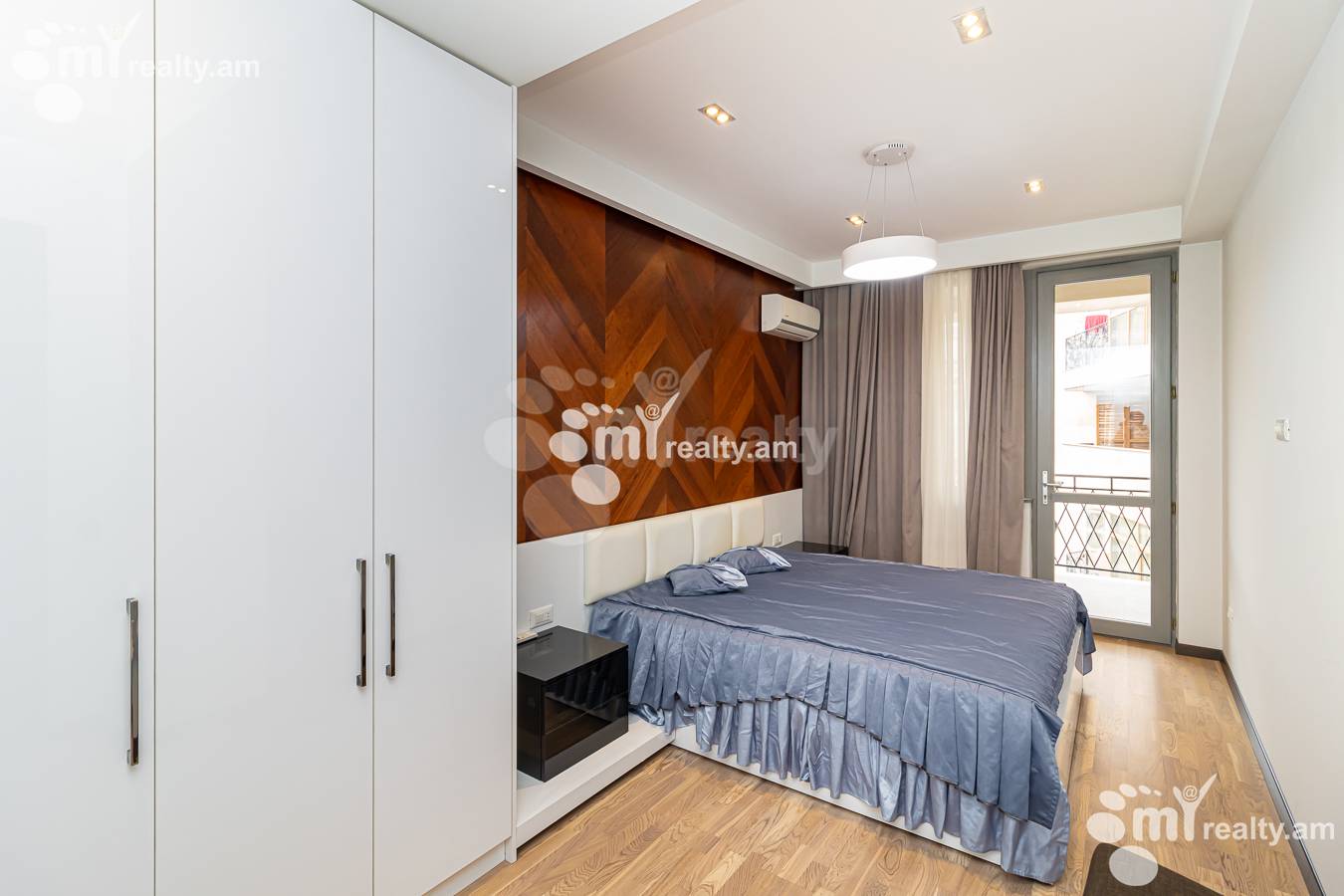 3 սենյականոց բնակարան  Հանրապետության փող, Կենտրոն Երևան, 143019