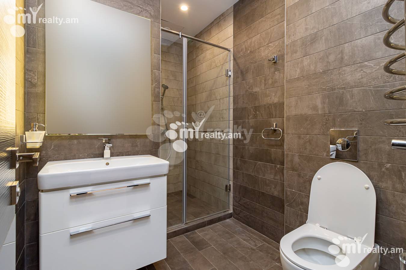 3 սենյականոց բնակարան  Հանրապետության փող, Կենտրոն Երևան, 143019