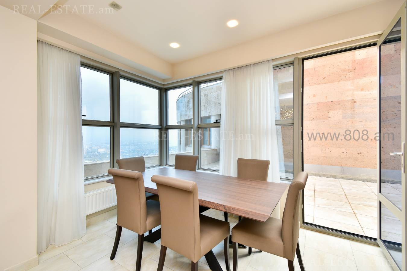 4 սենյականոց բնակարան  Ծիծեռնակաբերդի խճուղի, Կենտրոն Երևան, 126572