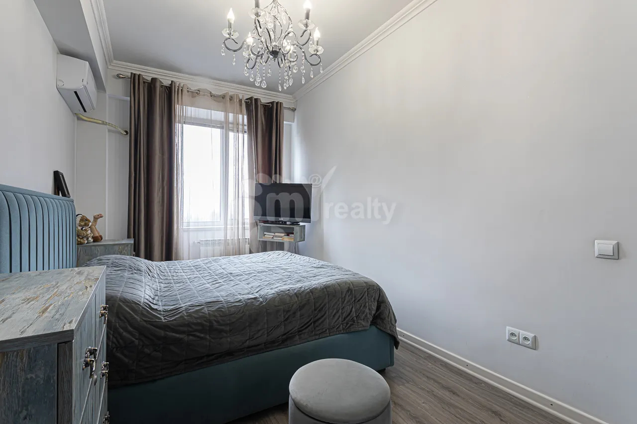4 bedroom apartment for sale Frik St, Center Yerevan, 157947