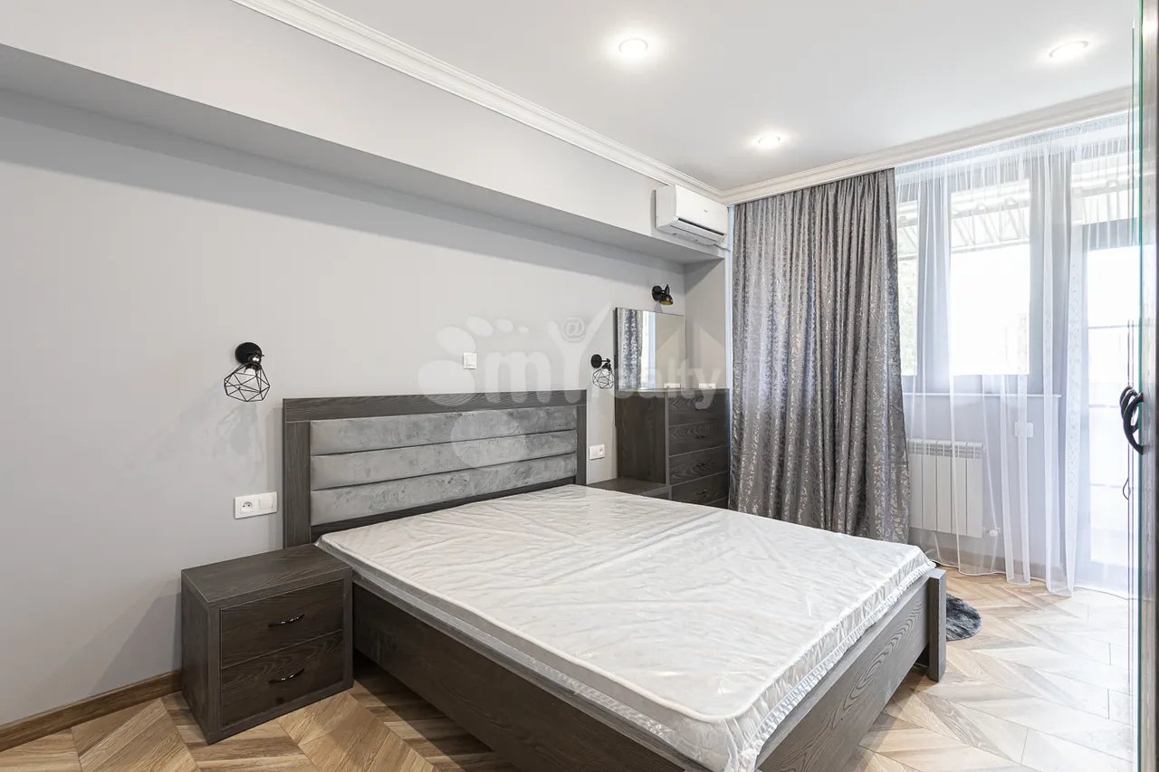 3 bedroom apartment for rent Saryan St, Center Yerevan, 161926