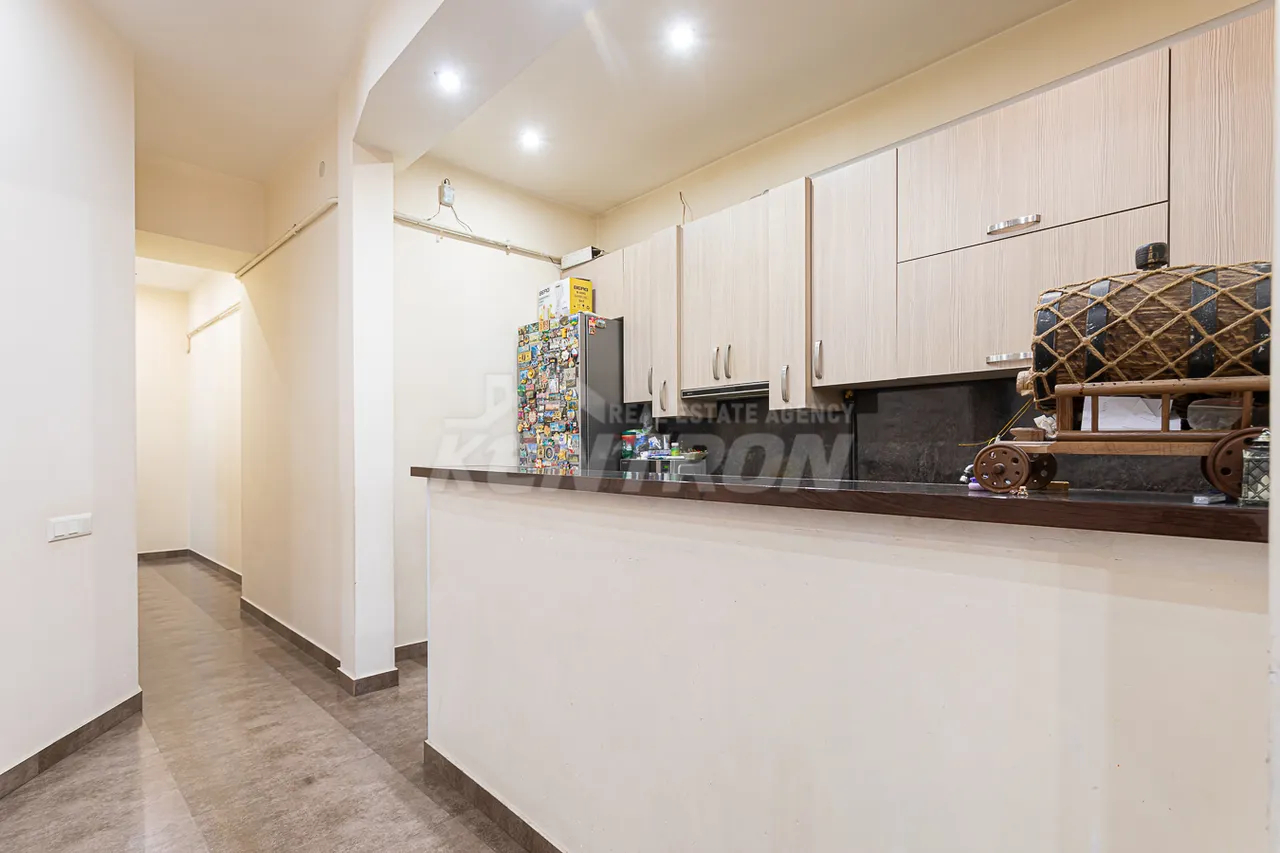 4 սենյականոց բնակարան  Հանրապետության փող, Կենտրոն Երևան, 159013