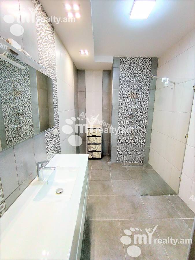 Купить 4 комнатную квартиру Антараин ул, Центр Ереван, 140587