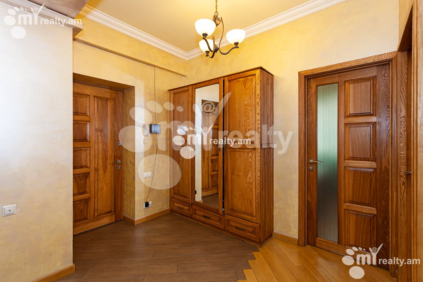 Снять 3 комнатную квартиру Мгер Мкртчян ул, Центр Ереван, 135041