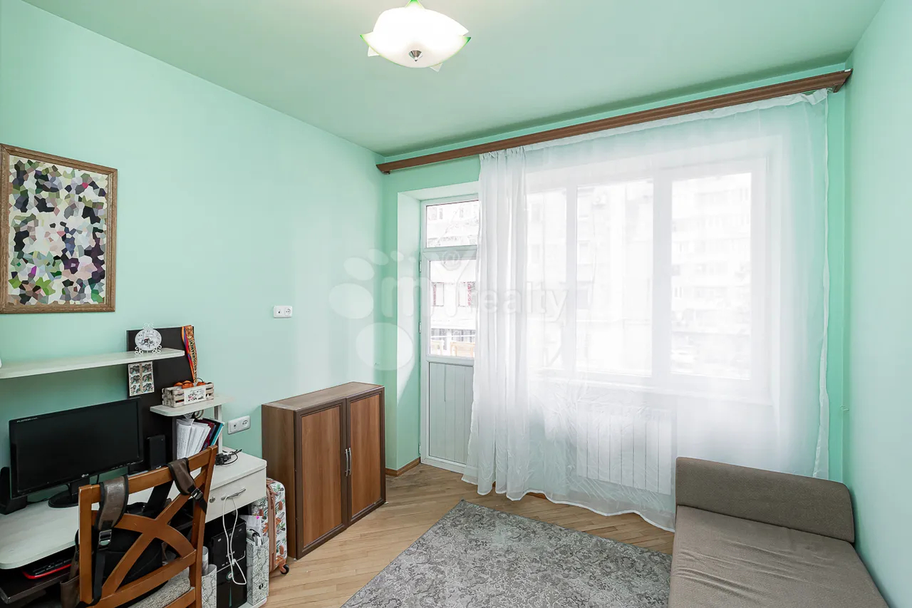 Купить 4 комнатную квартиру Абовян ул, Центр Ереван, 159935