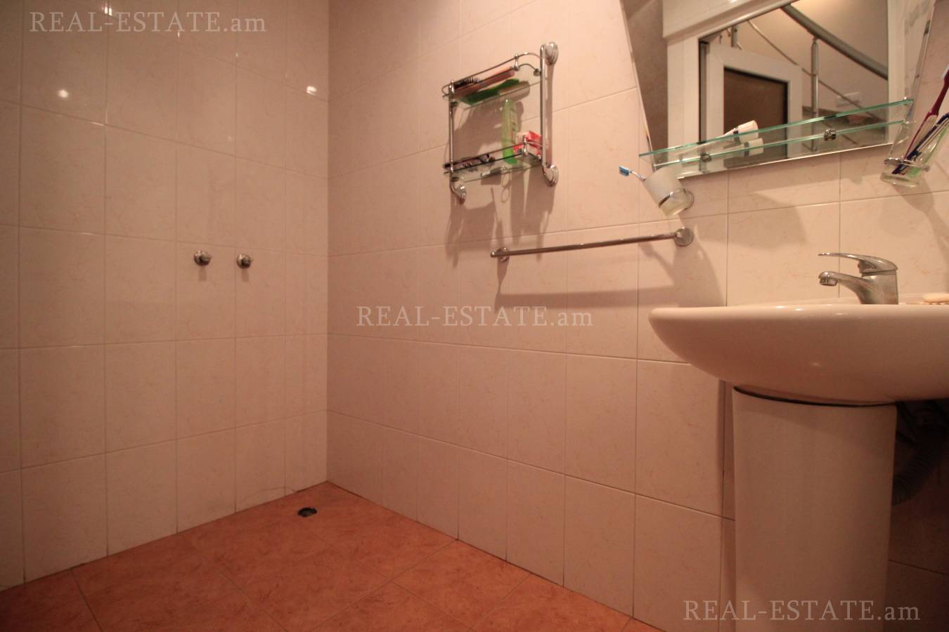 4 սենյականոց բնակարան  Պարոնյան փող, Կենտրոն Երևան, 86934