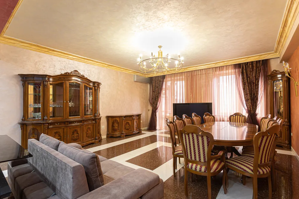 varcov-bnakaran-norakaruycum/3-senyakanoc/Hin+yerevantsi+St/Center/Yerevan