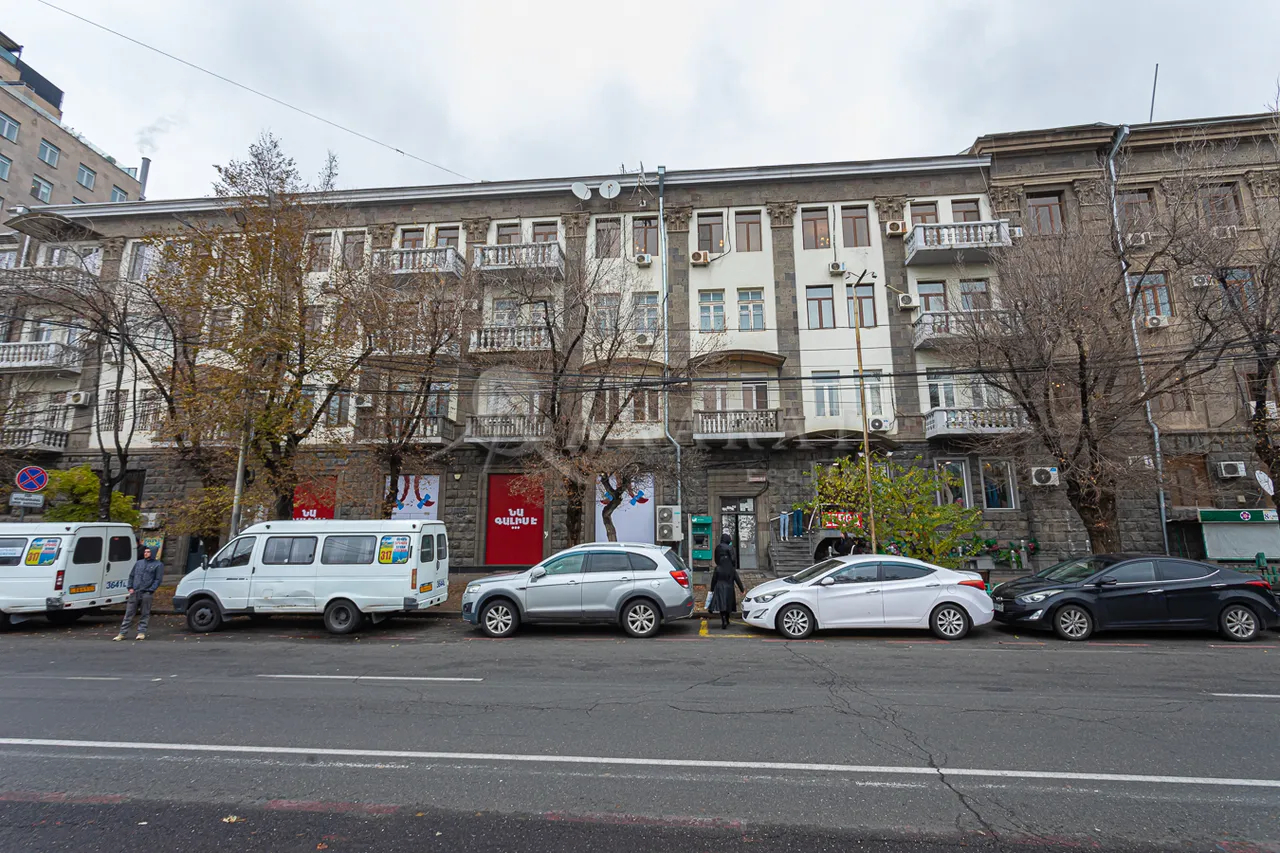 4 սենյականոց բնակարան  Իսահակյան փող, Կենտրոն Երևան, 158232