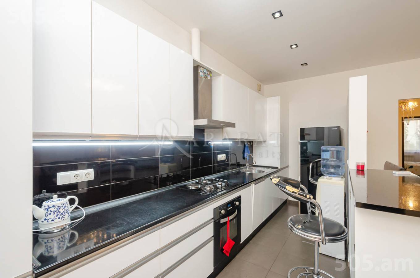 Купить 3 комнатную квартиру Брюсов ул, Центр Ереван, 151940