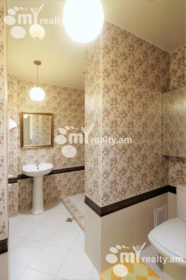 3 bedroom apartment for rent Abovyan St, Center Yerevan, 125985