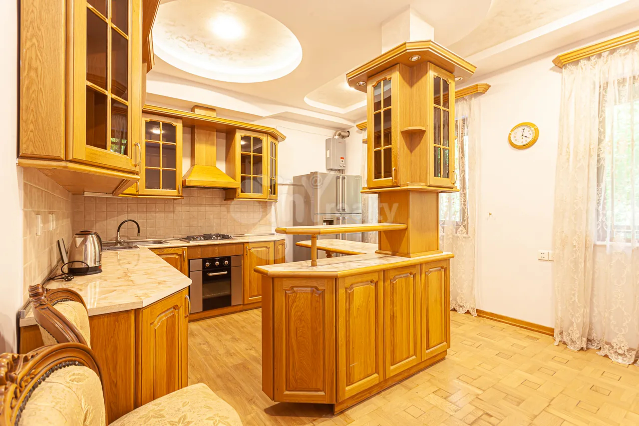 3 bedroom apartment for rent Abovyan St, Center Yerevan, 160742