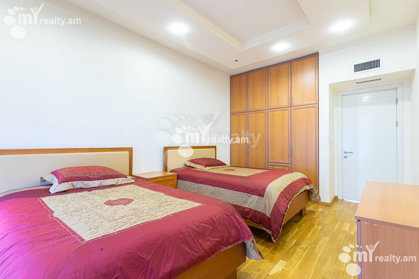 3 bedroom apartment for rent Antarayin St, Center Yerevan, 157000