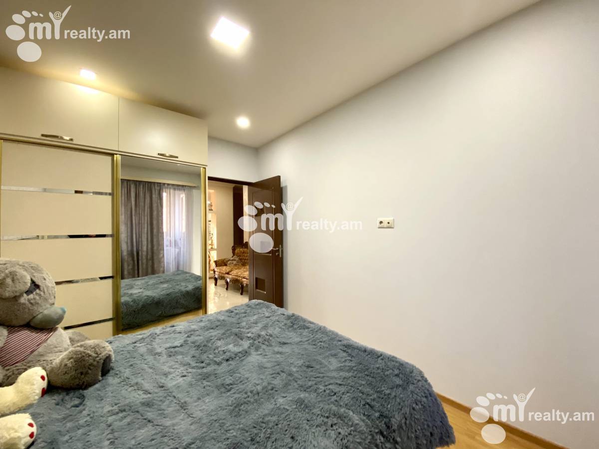 Купить 4 комнатную квартиру Вардананц ул, Центр Ереван, 130942