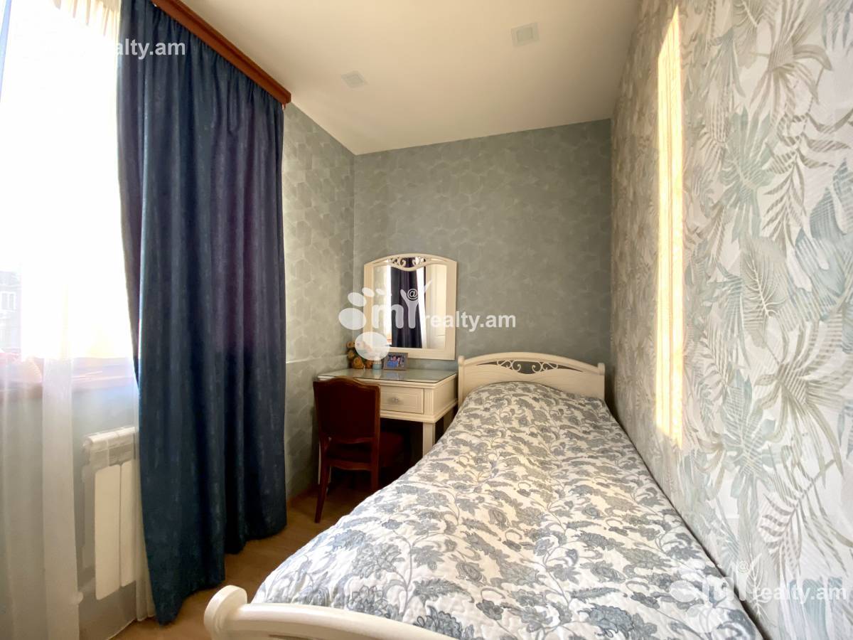 Купить 4 комнатную квартиру Вардананц ул, Центр Ереван, 130942