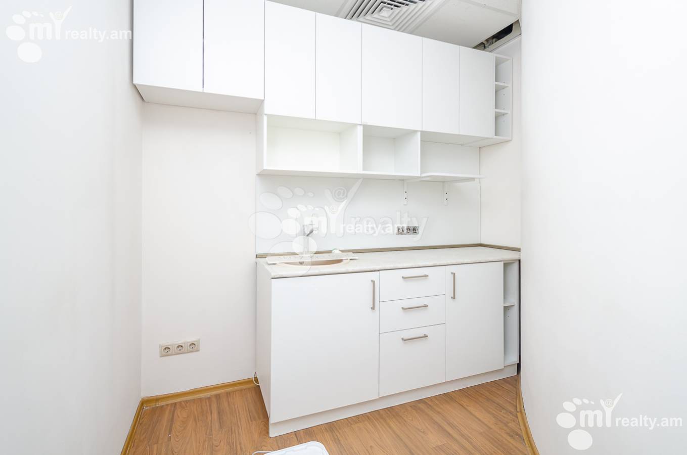 Снять коммерческoе помещение Г.Лусаворич ул, Центр Ереван, 153212