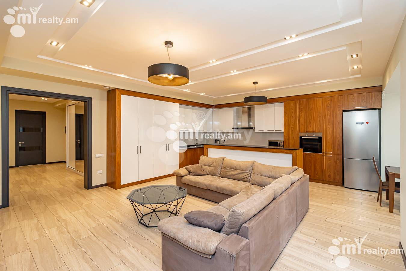 3 սենյականոց բնակարան  Հանրապետության փող, Կենտրոն Երևան, 143019