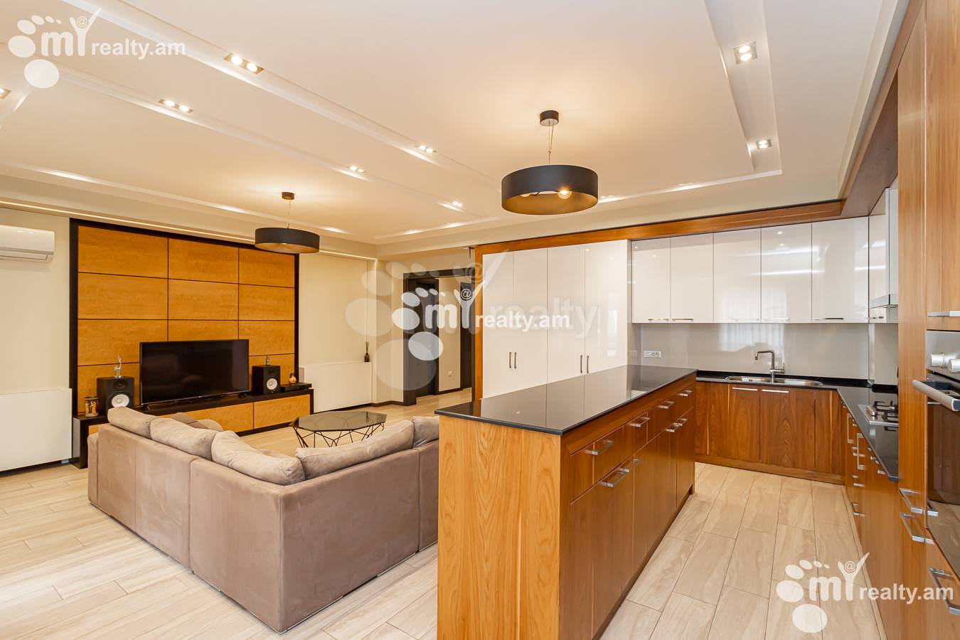 3 սենյականոց բնակարան  Հանրապետության փող, Կենտրոն Երևան, 143019