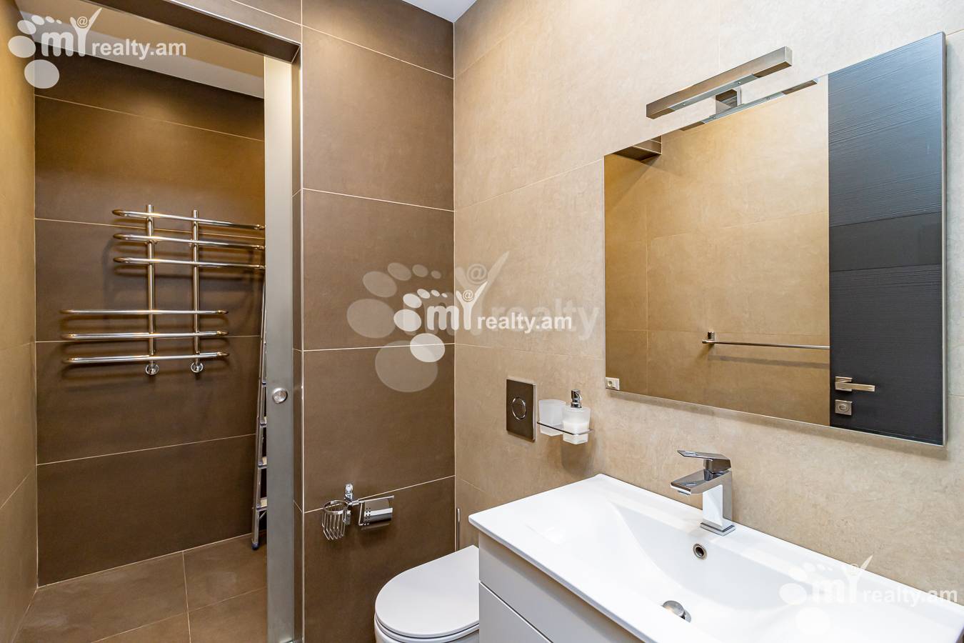 3 սենյականոց բնակարան  Հանրապետության փող, Կենտրոն Երևան, 143019