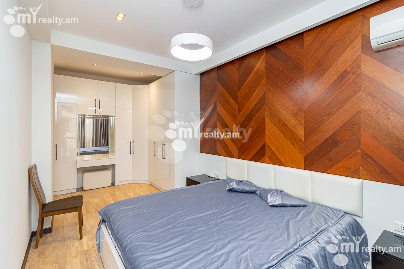 3 սենյականոց բնակարան  Հանրապետության փող, Կենտրոն Երևան, 143019