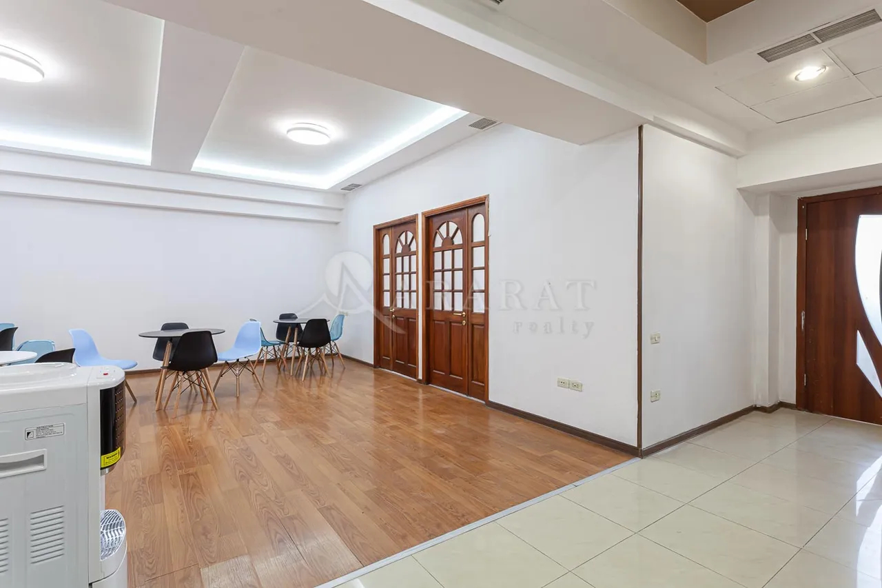 3 bedroom apartment for sale rue d'Abovyan, Center Yerevan, 157551