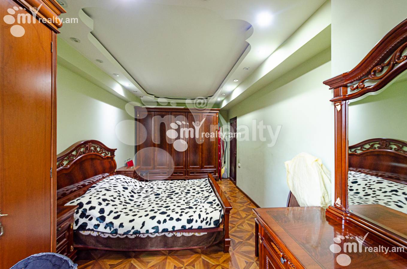 Купить 3 комнатную квартиру М.Хоренаци ул, Центр Ереван, 136398