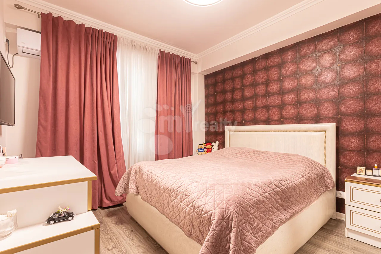 4 bedroom apartment for sale Frik St, Center Yerevan, 157947