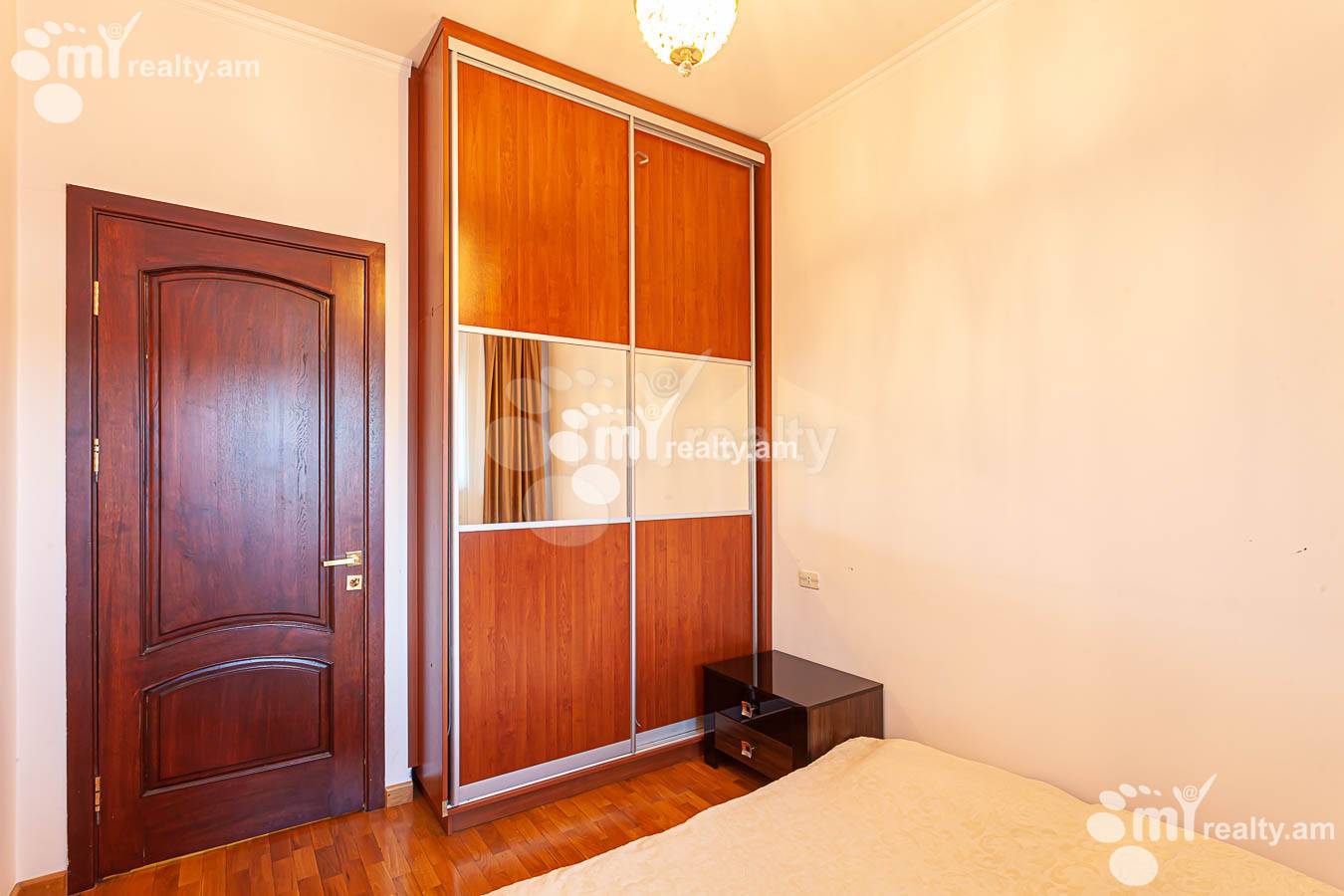 3 սենյականոց բնակարան  Ամիրյան փող, Կենտրոն Երևան, 155140