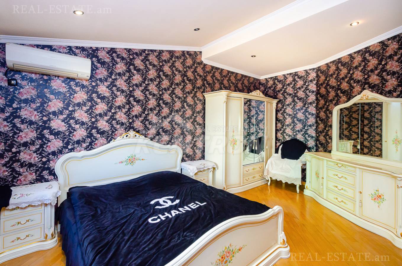 Купить 5 комнатную квартиру Мгер Мкртчян ул, Центр Ереван, 143829