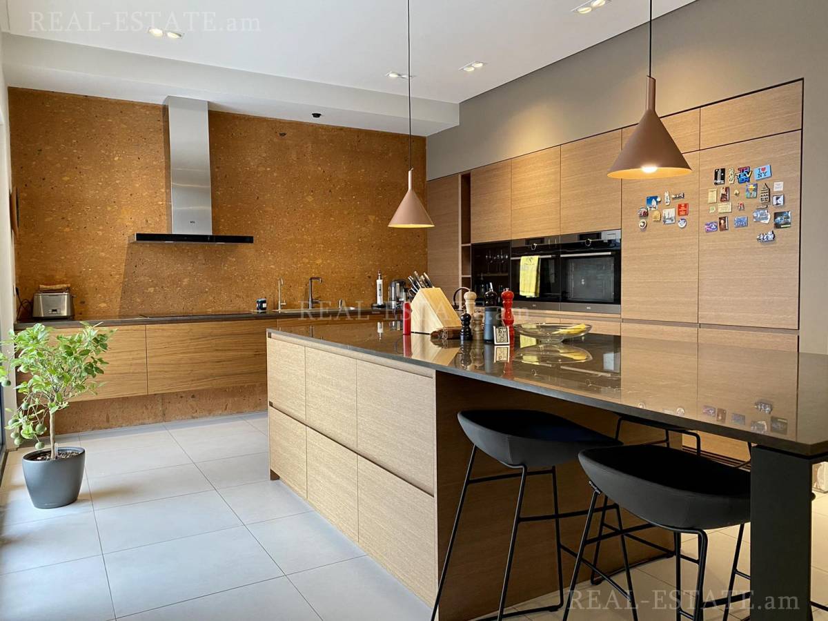 Купить 4 комнатную квартиру Антараин ул, Центр Ереван, 107579