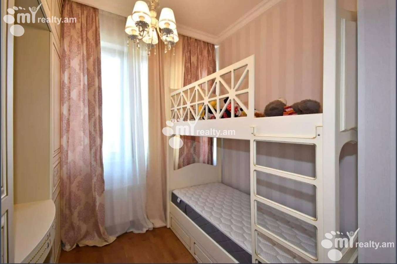 Купить 3 комнатную квартиру Орбели Ехбайрнери ул, Арабкир Ереван, 153000