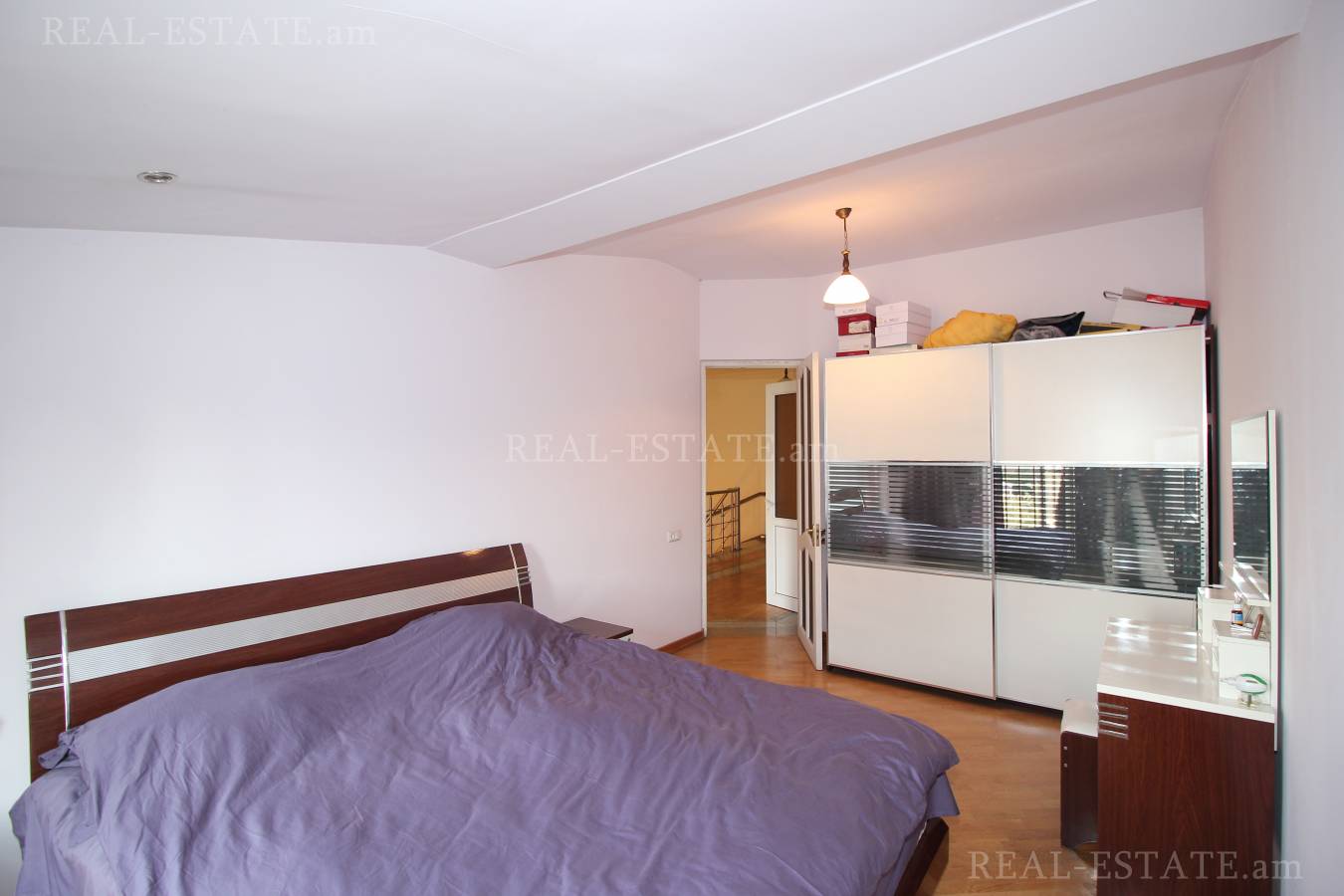 4 սենյականոց բնակարան  Պարոնյան փող, Կենտրոն Երևան, 86934