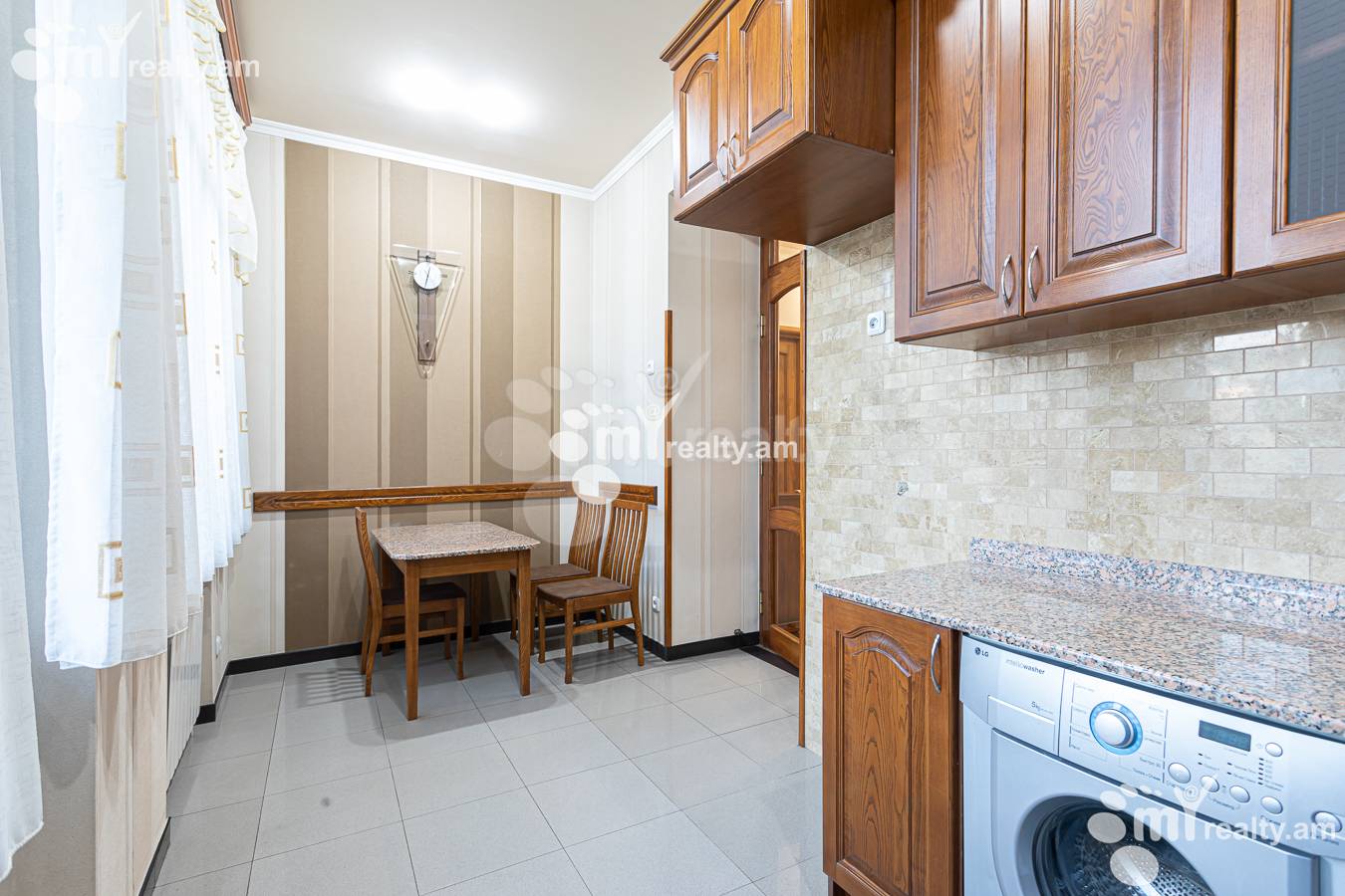 3 սենյականոց բնակարան  Աբովյան փող, Կենտրոն Երևան, 157094