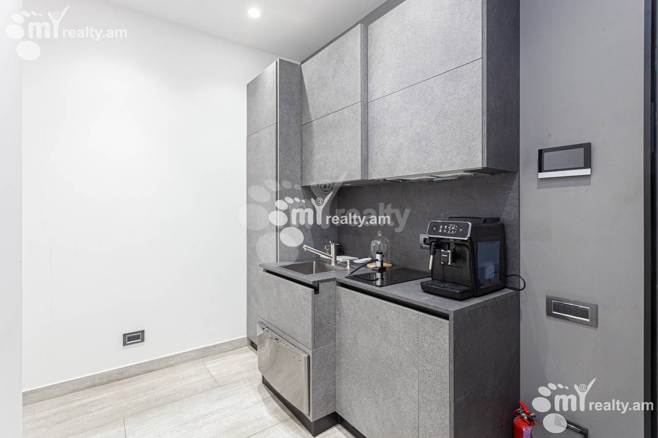 1 սենյականոց բնակարան  Ամիրյան փող, Կենտրոն Երևան, 151796
