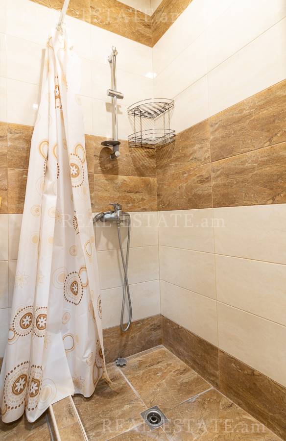 3 սենյականոց բնակարան  Ծիծեռնակաբերդի խճուղի, Կենտրոն Երևան, 124551