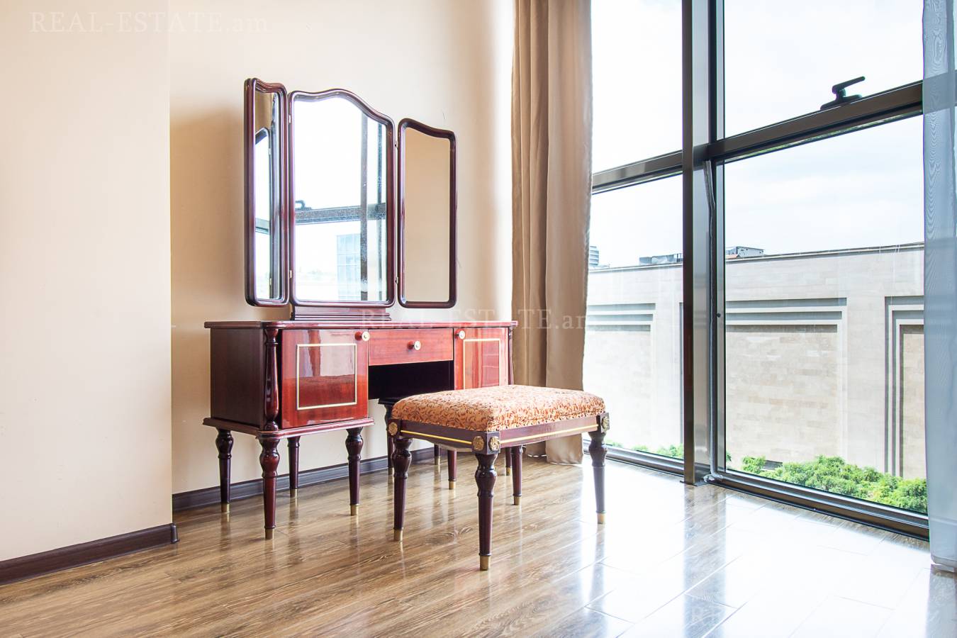 3 սենյականոց բնակարան  Ծիծեռնակաբերդի խճուղի, Կենտրոն Երևան, 124551