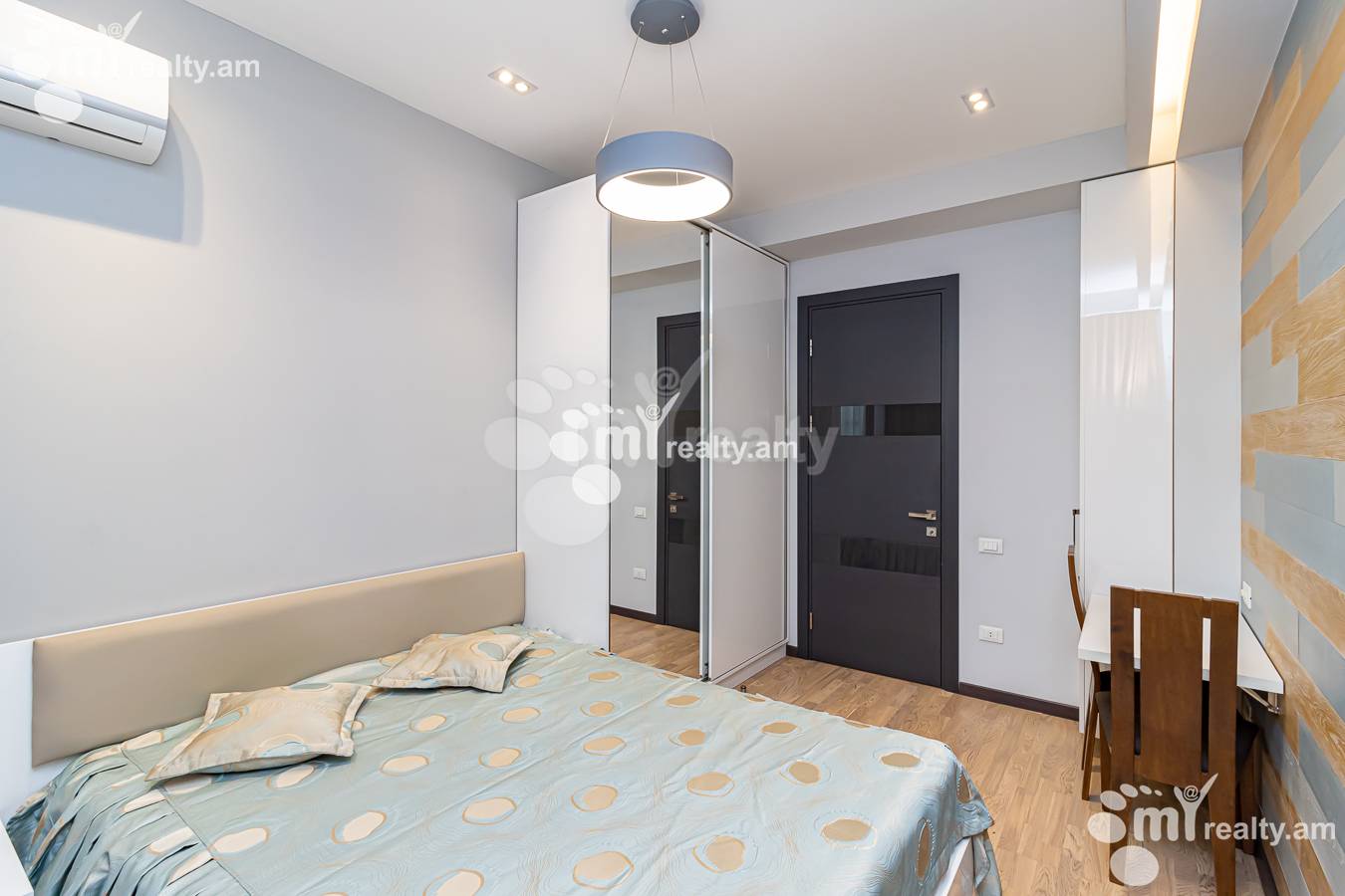 3 սենյականոց բնակարան  Հանրապետության փող, Կենտրոն Երևան, 143019