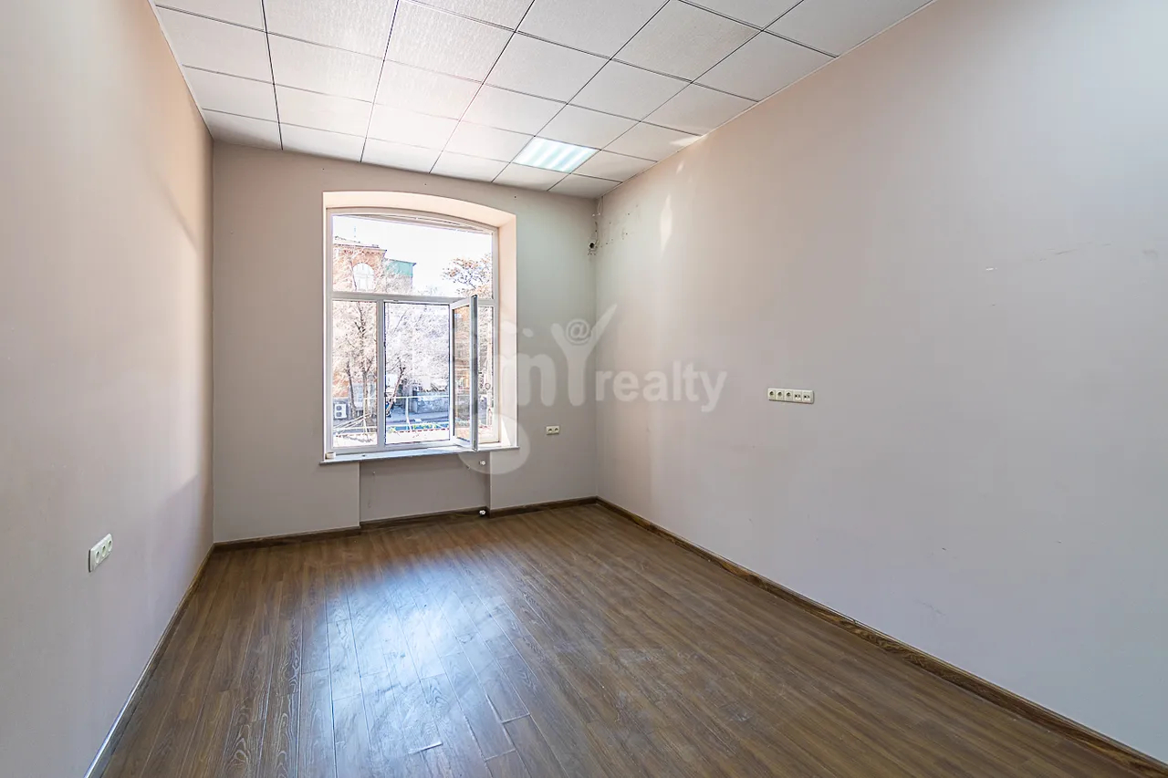 Купить 3 комнатную квартиру Паронян ул, Центр Ереван, 159744