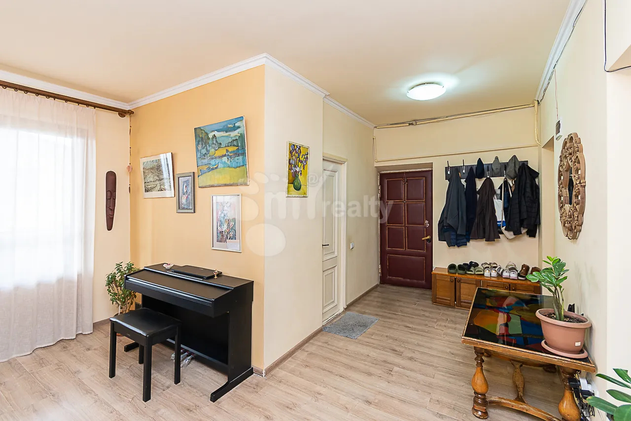 4 bedroom apartment for sale K. Ulnetsi St, Kanaqer-Zeytun Yerevan, 161750