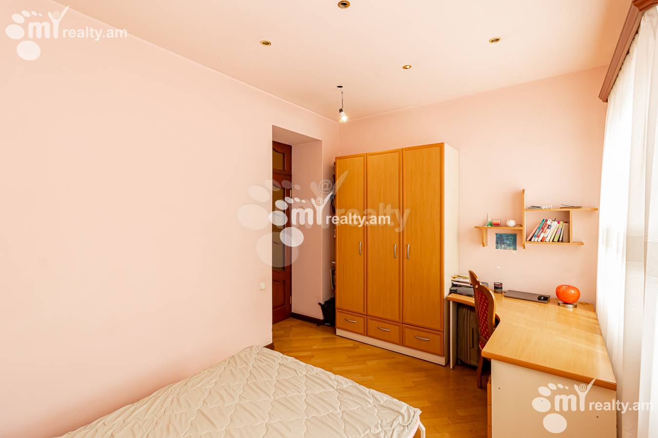 Купить 3 комнатную квартиру Паронян ул, Центр Ереван, 151535